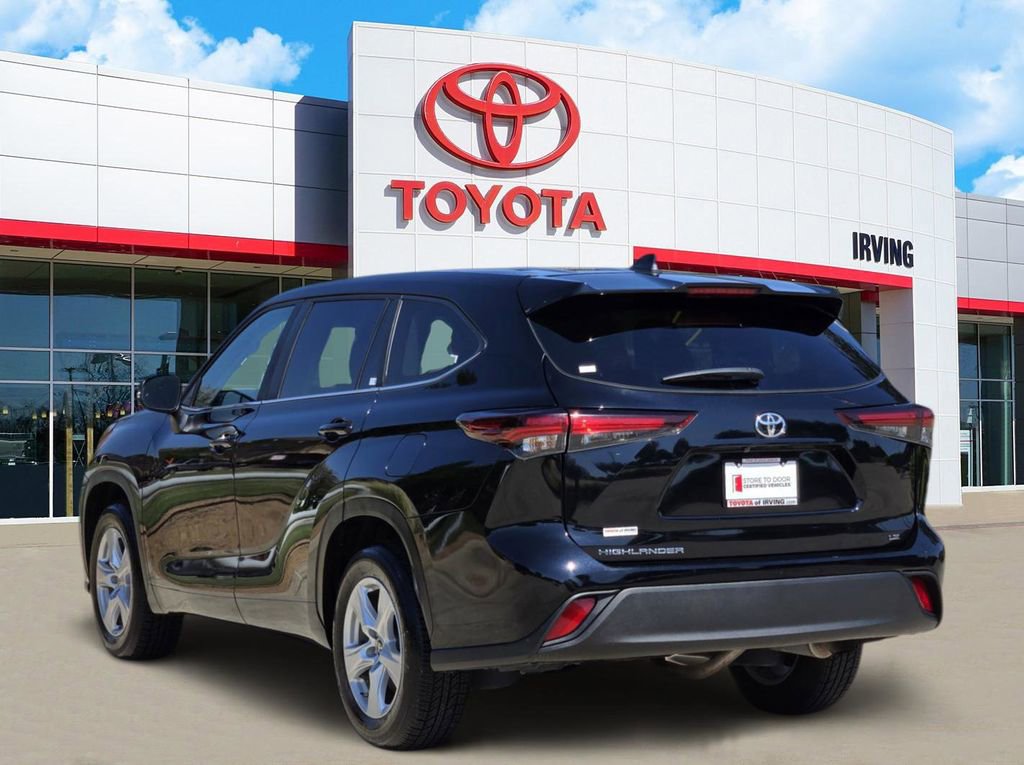 Used 2024 Toyota Highlander LE FWD image 3