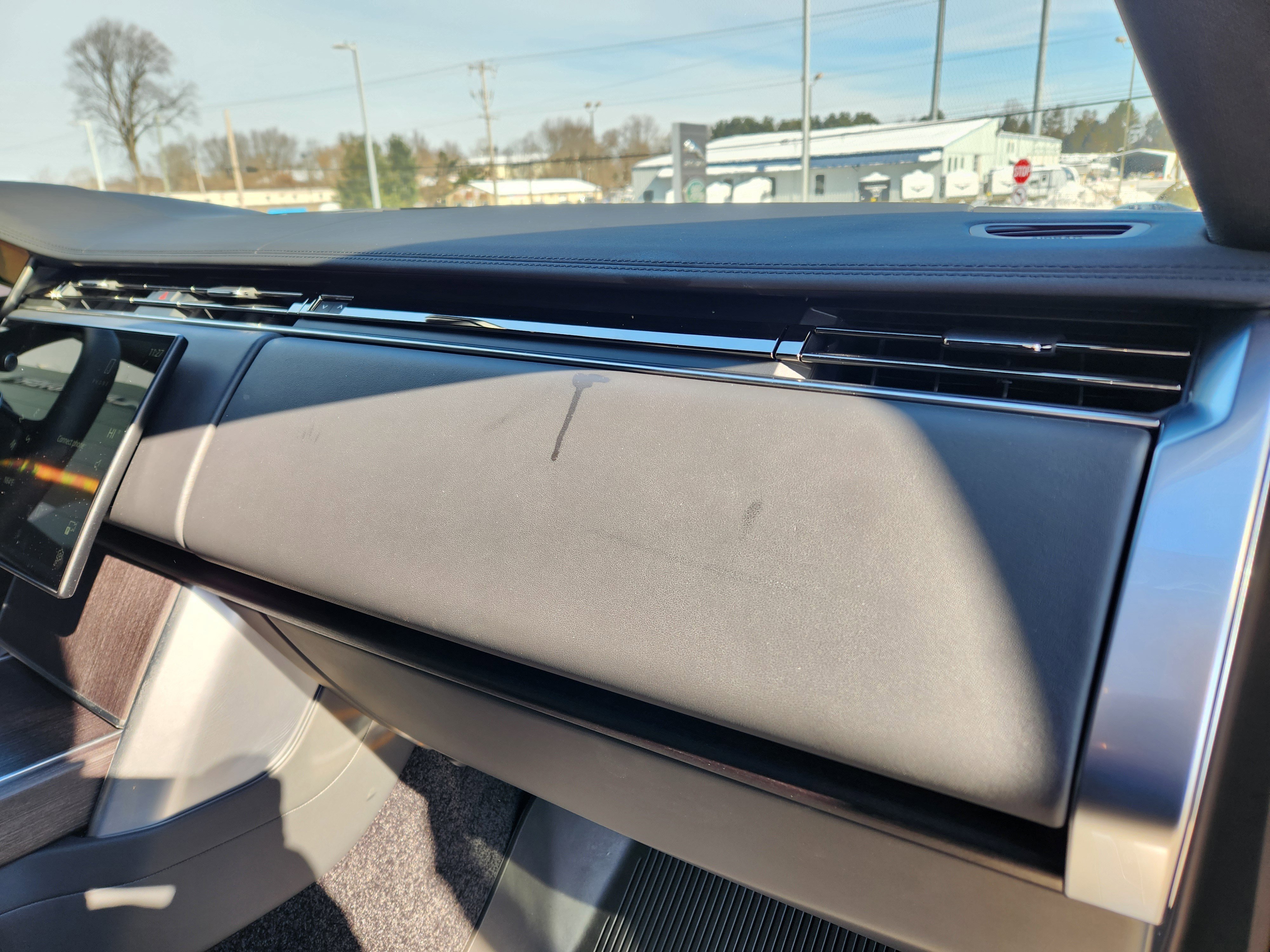 Certified 2025 Land Rover Range Rover SE image 17