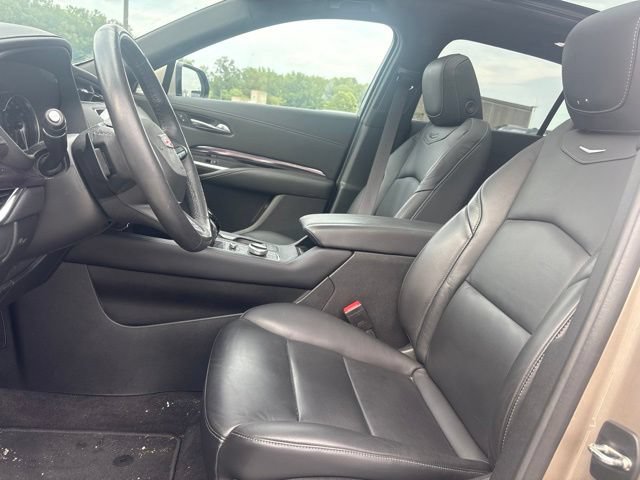 Certified 2023 Cadillac XT4 Luxury w/ Cold Weather Package AWD/4WD image 3