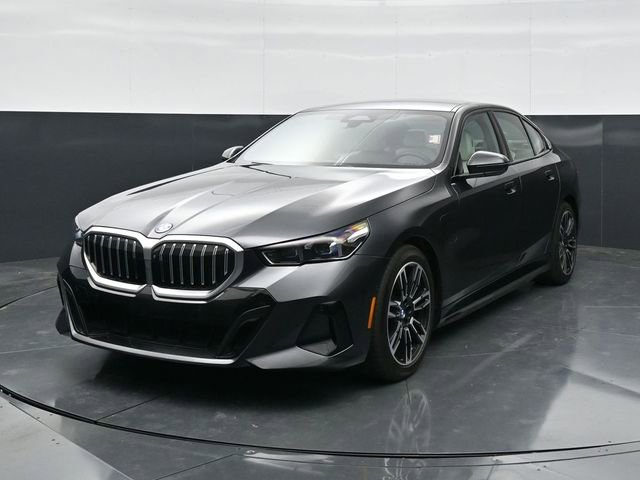 Used 2025 BMW 550e xDrive w/ Premium Package AWD/4WD image 5