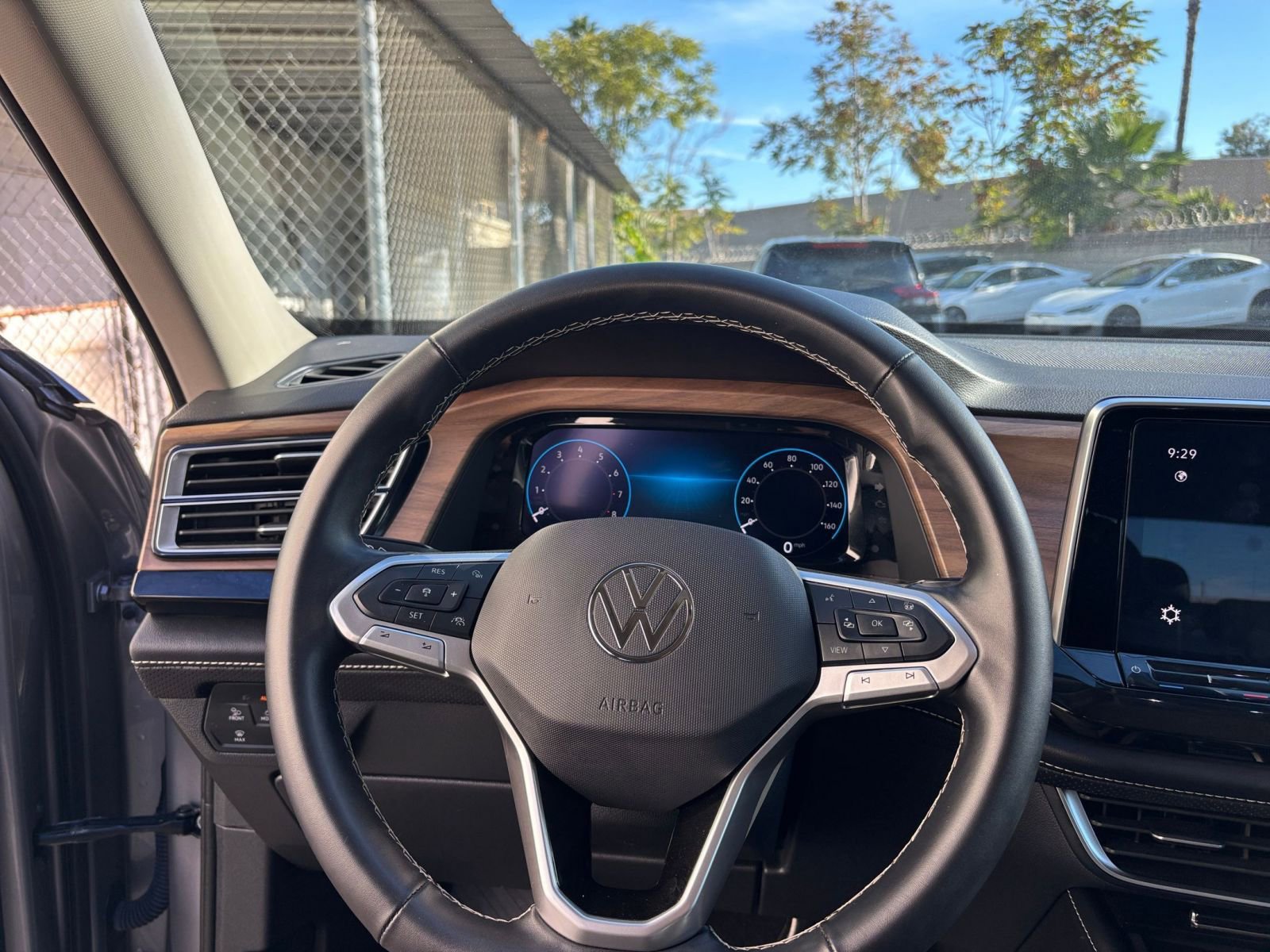 Used 2025 Volkswagen Atlas SE image 35