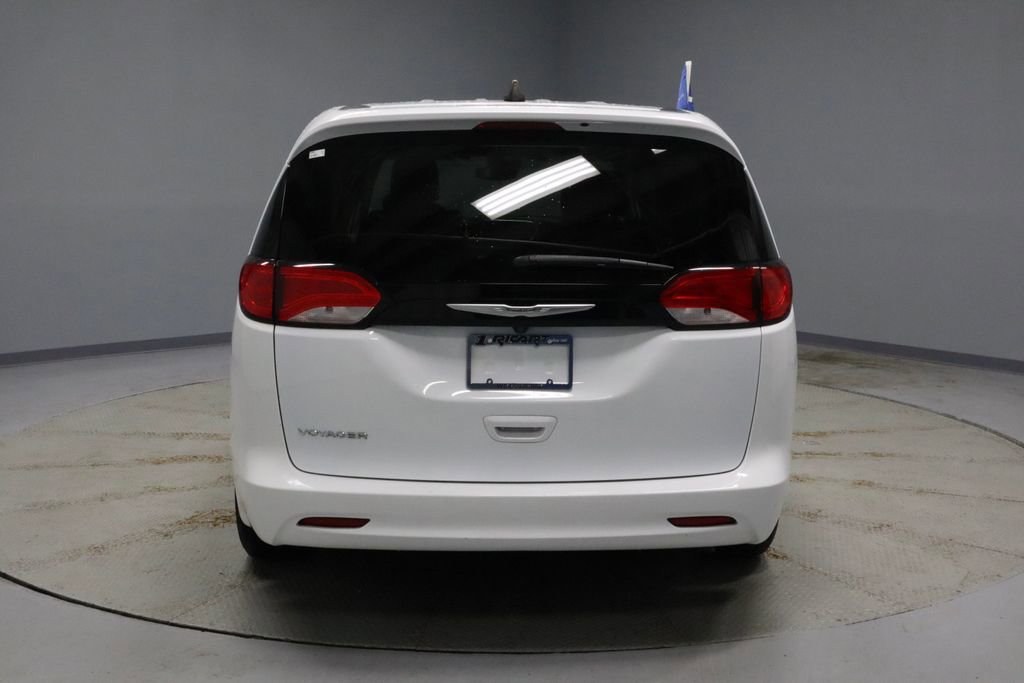 Used 2023 Chrysler Voyager LX image 9
