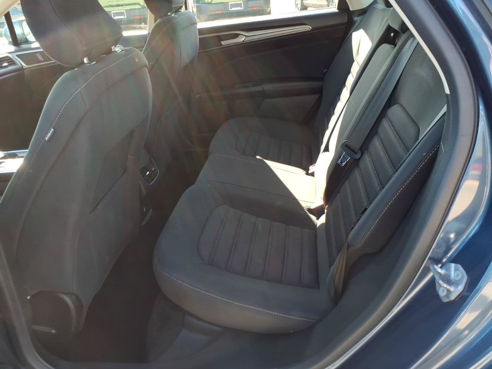 Used 2018 Ford Fusion SE w/ Fusion SE Technology Package FWD image 13