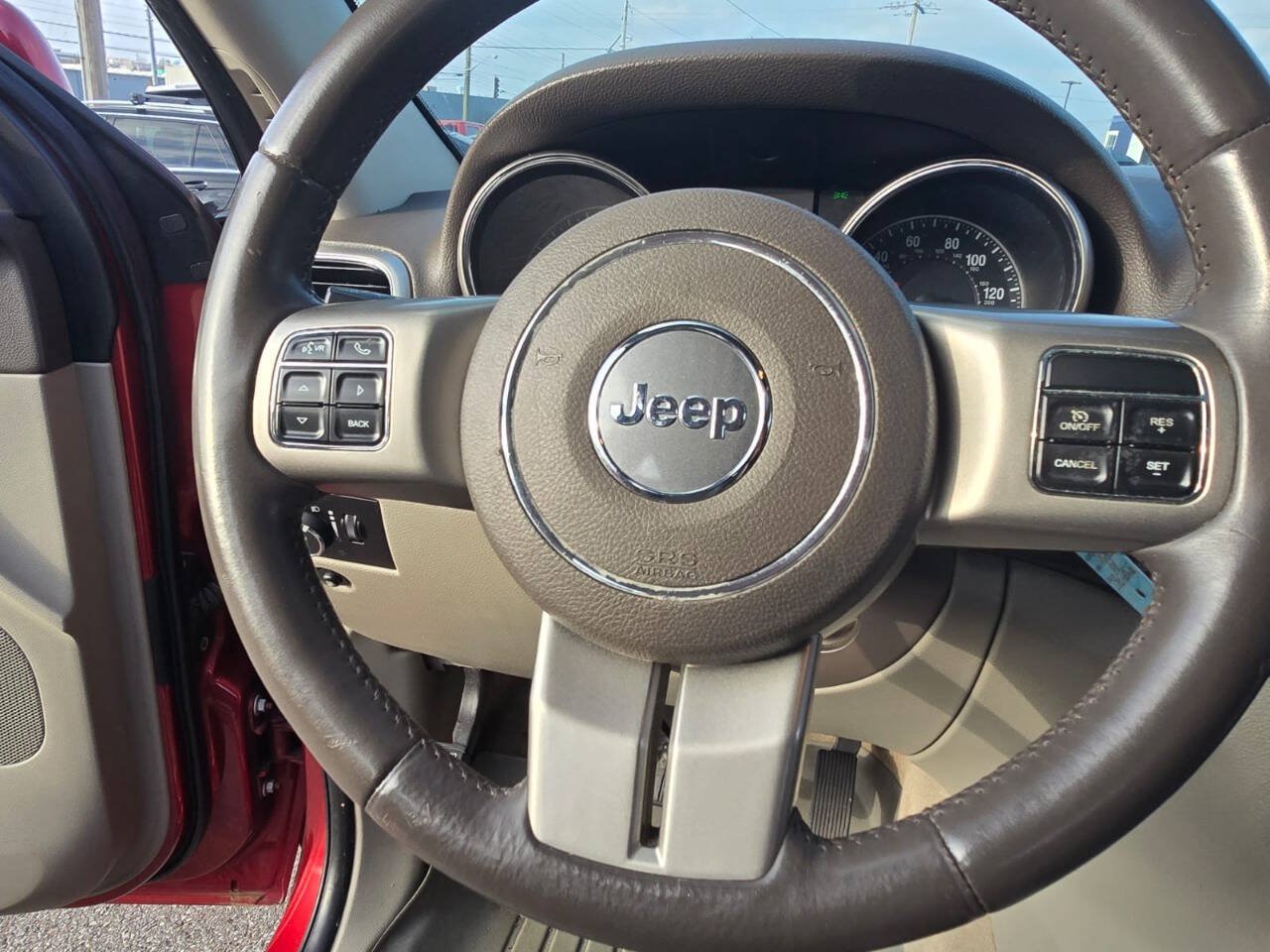 Used 2013 Jeep Grand Cherokee Laredo AWD/4WD image 32