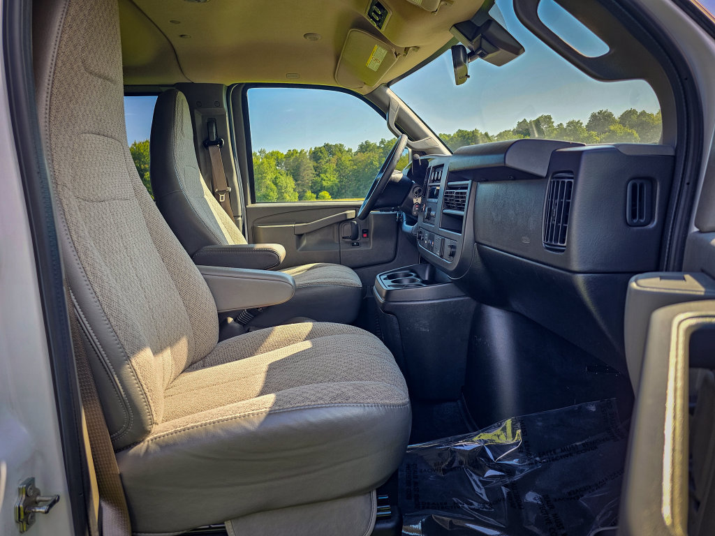 Used 2025 GMC Savana 3500 LT w/ LT Preferred Equipment Group RWD image 29