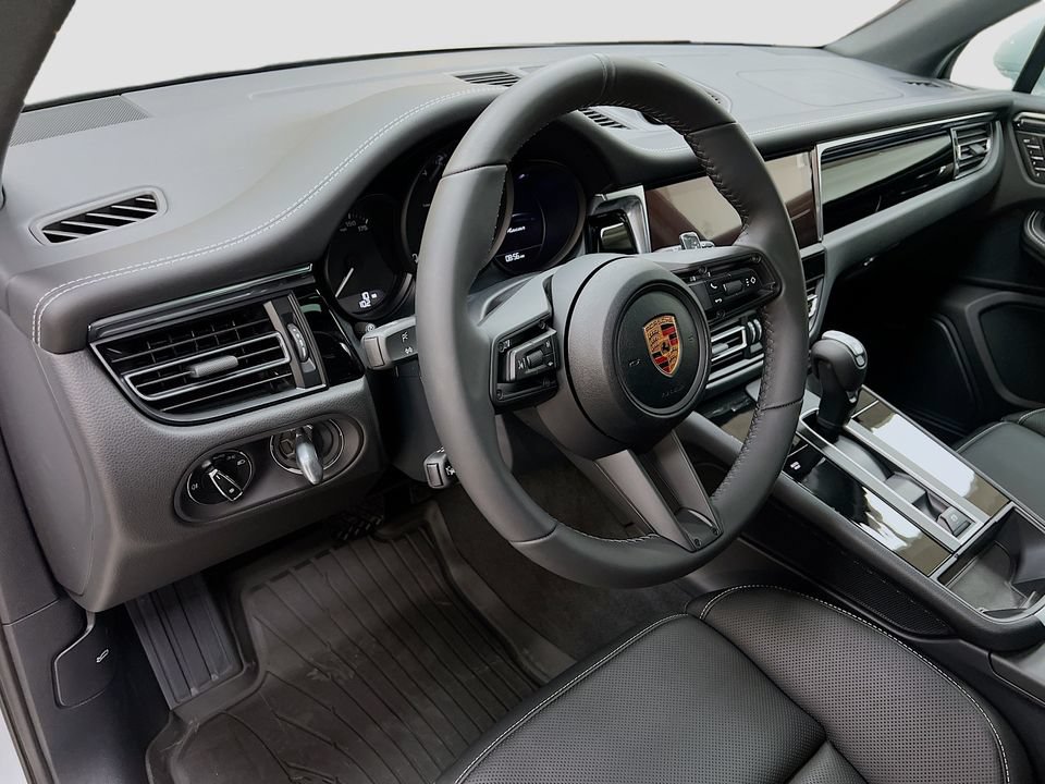 New 2026 Porsche Macan AWD/4WD image 4