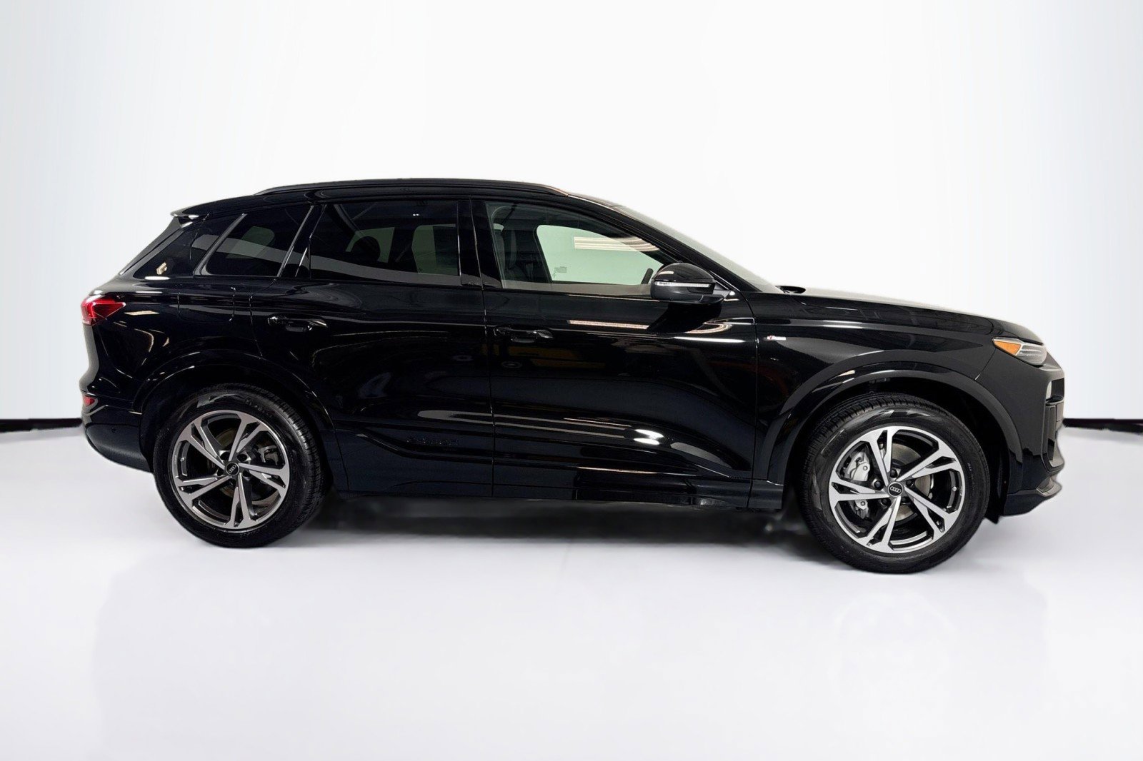 New 2027 Audi Q6 e-tron Premium Plus image 4