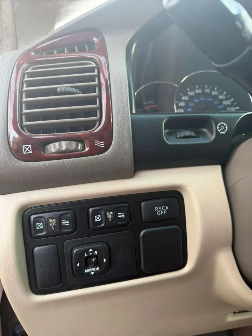 Used 2004 Toyota Land Cruiser w/ Convenience Pkg AWD/4WD image 28