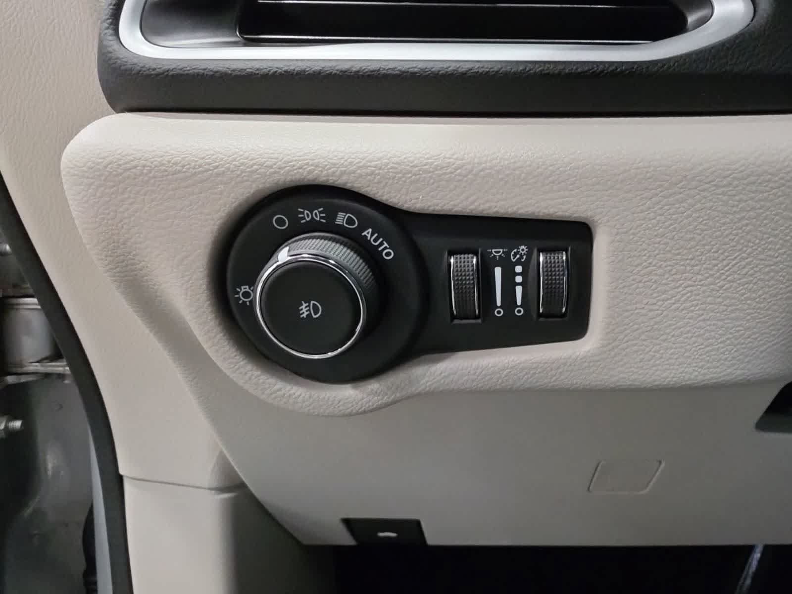 Used 2024 Chrysler Pacifica Touring-L FWD image 21