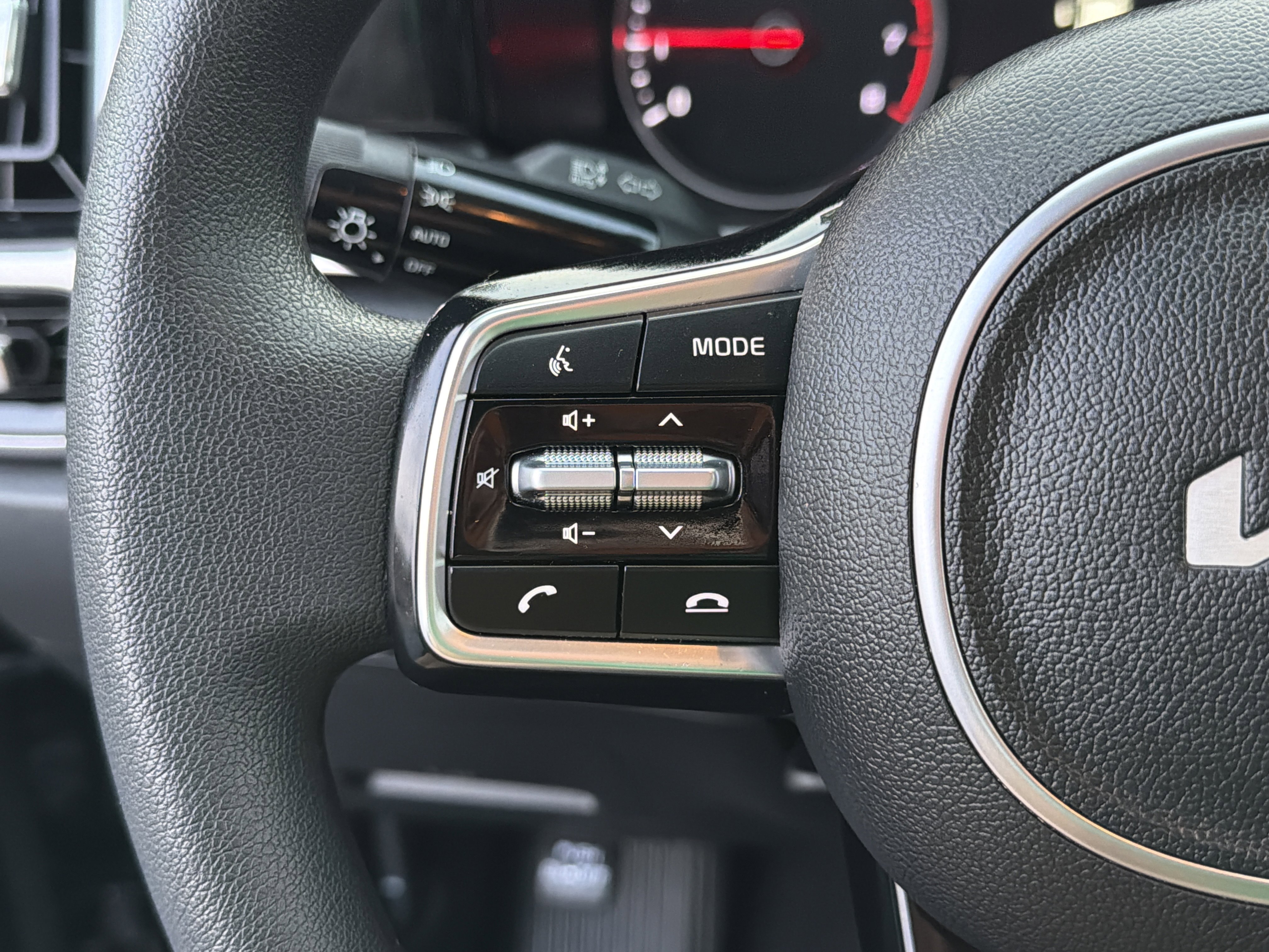 Used 2023 Kia Sorento LX image 25