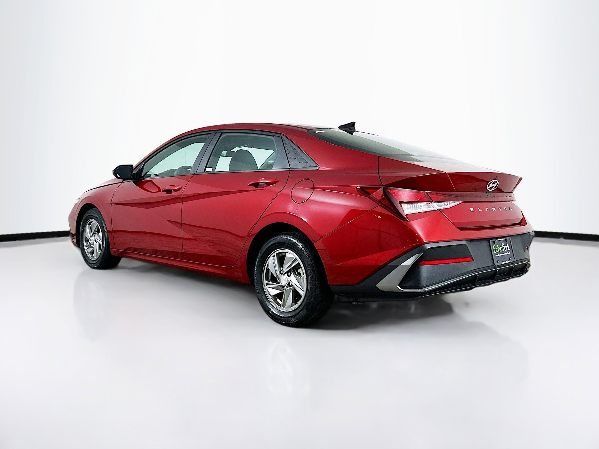 Used 2024 Hyundai Elantra SE FWD image 5