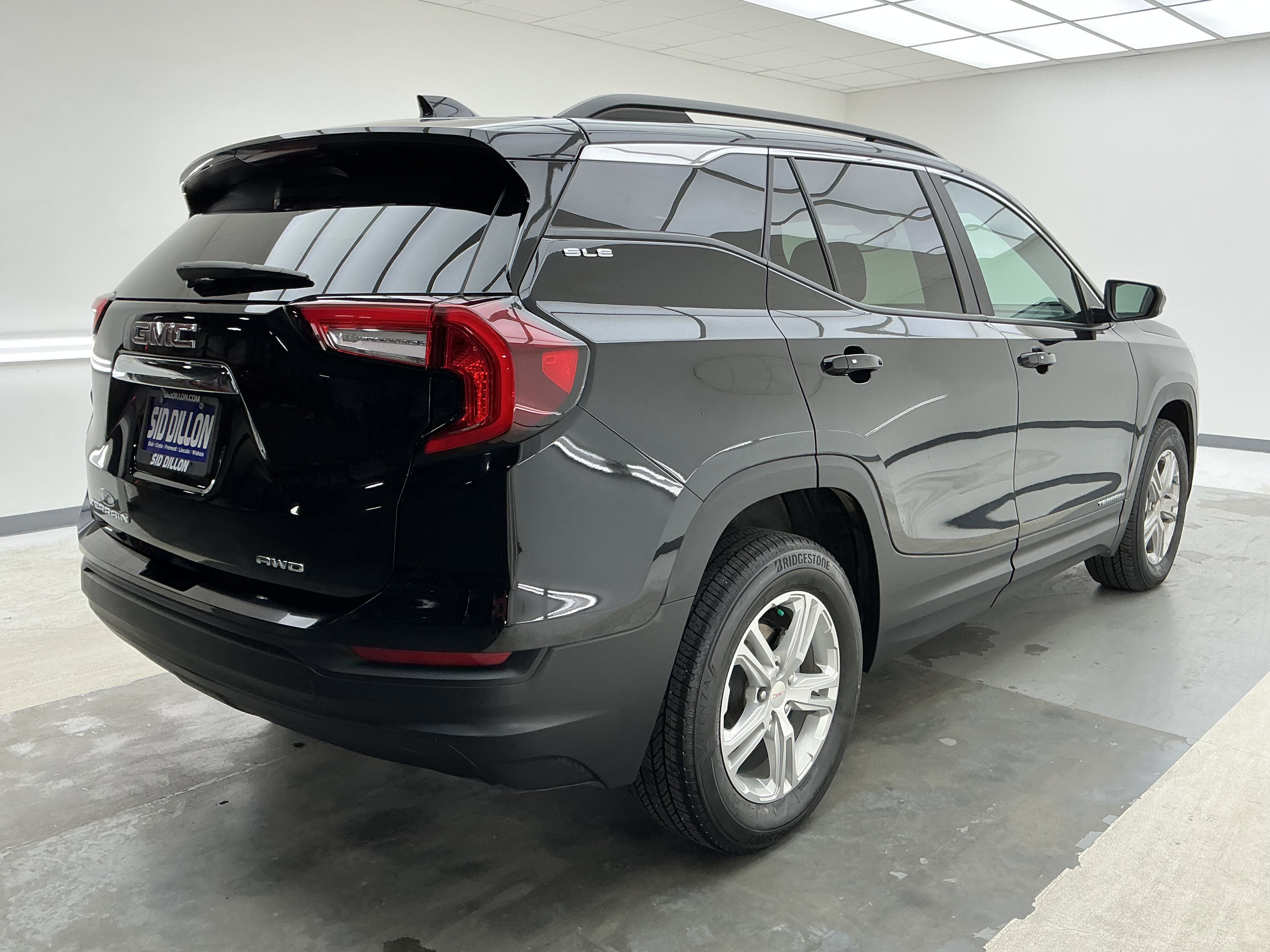 Used 2022 GMC Terrain SLE w/ Driver Convenience Package image 4