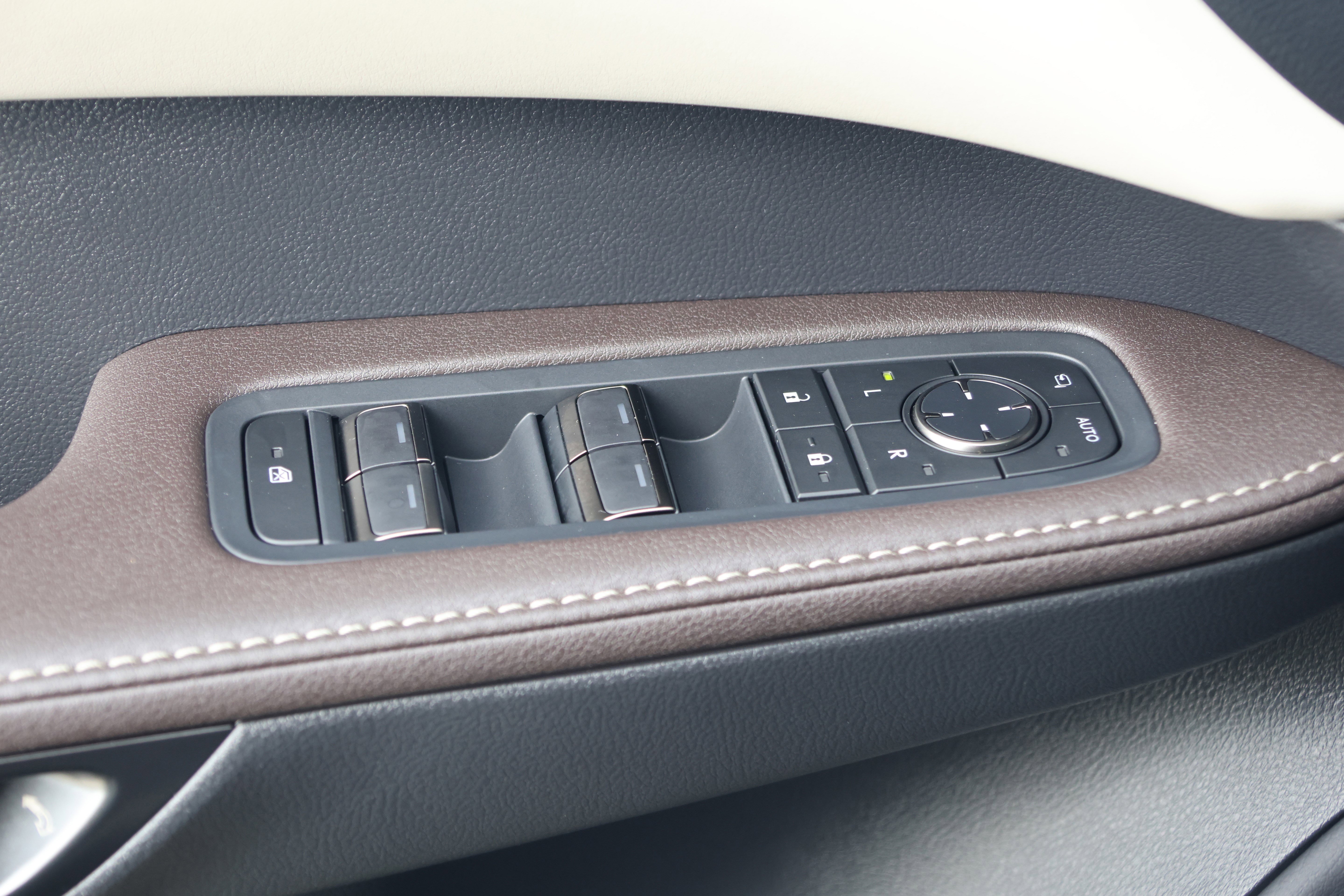 Certified 2025 Lexus RX 450h AWD w/ Convenience Package image 14