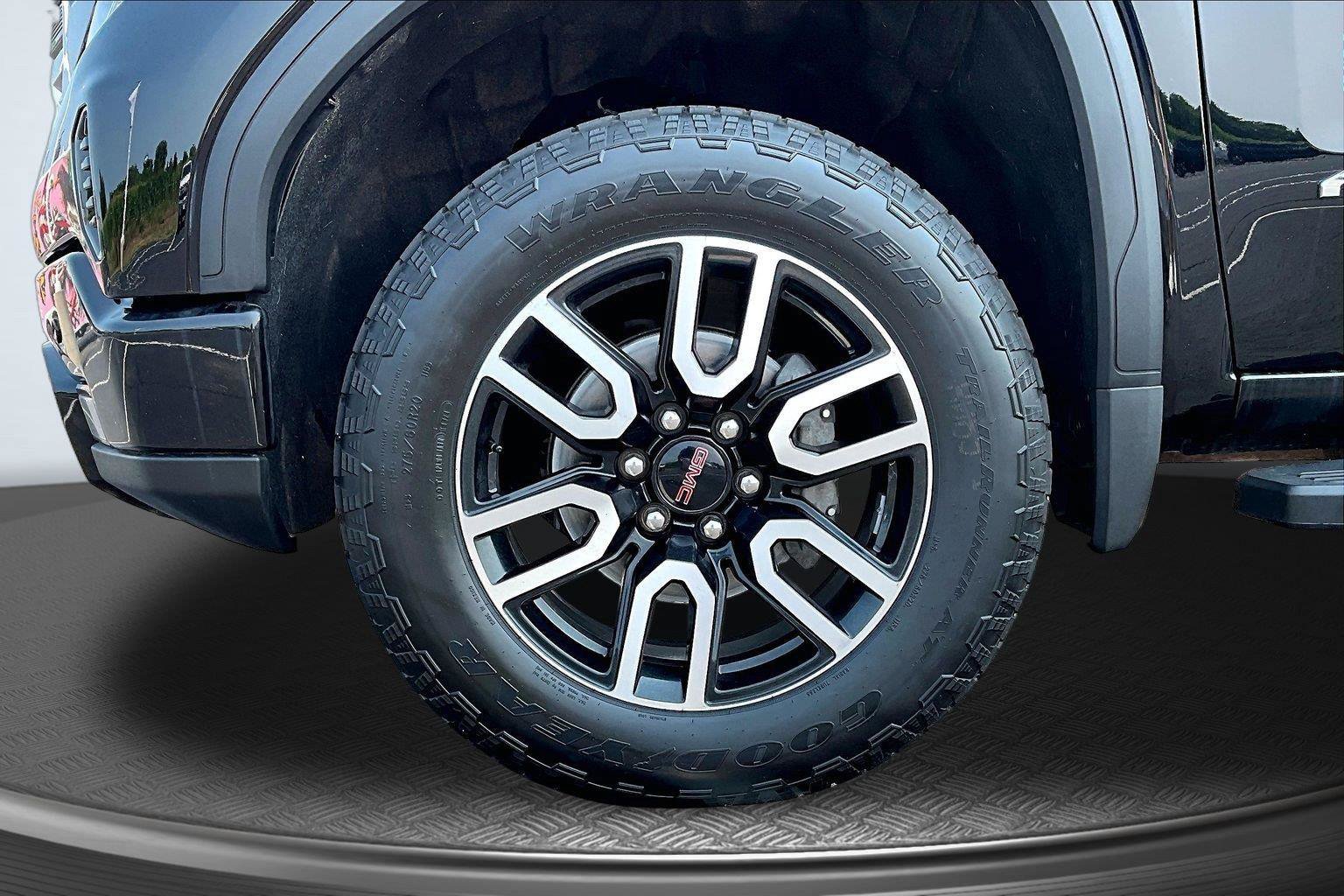 Used 2024 GMC Sierra 1500 AT4 w/ AT4 Preferred Package AWD/4WD image 10