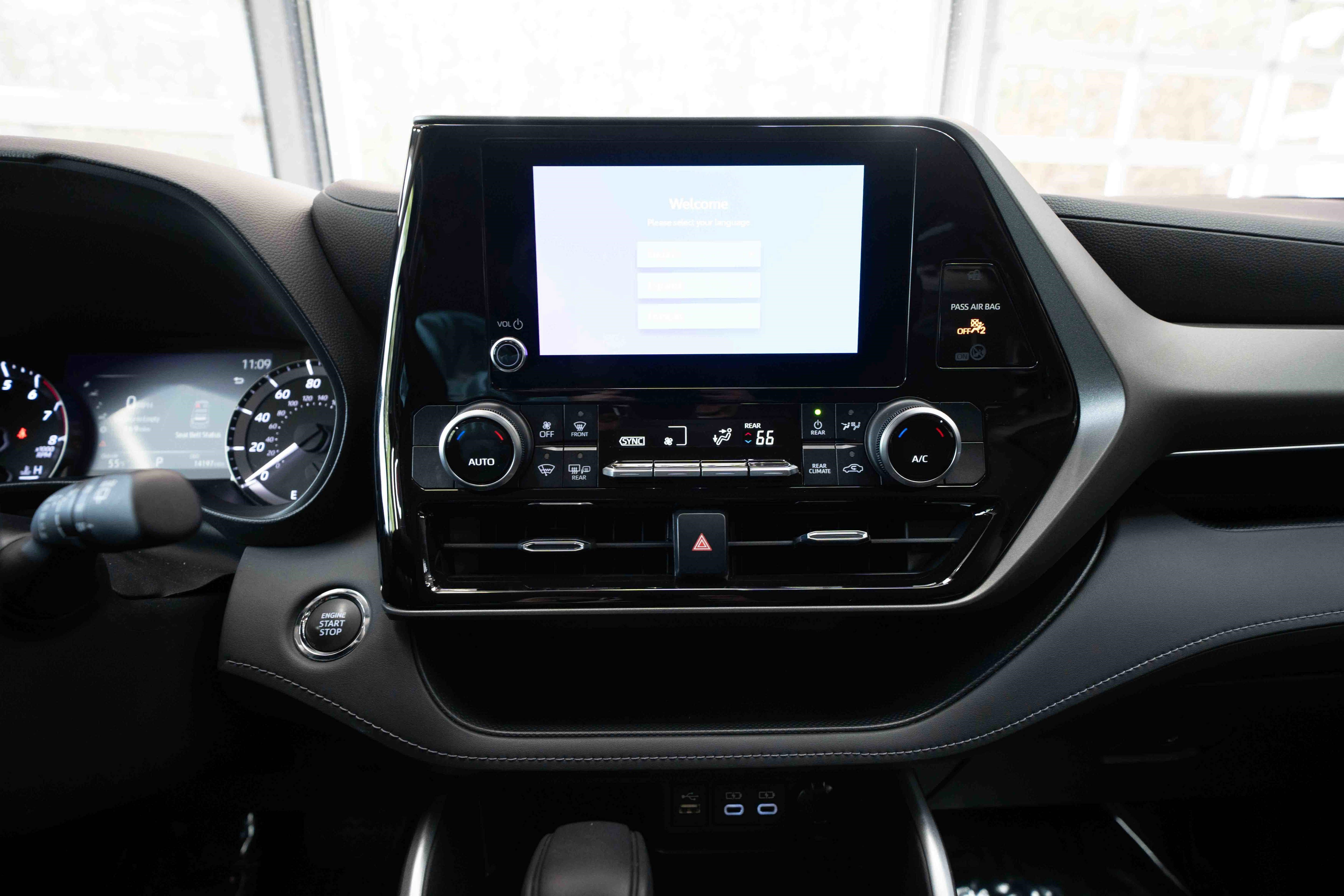 Used 2023 Toyota Highlander L image 17