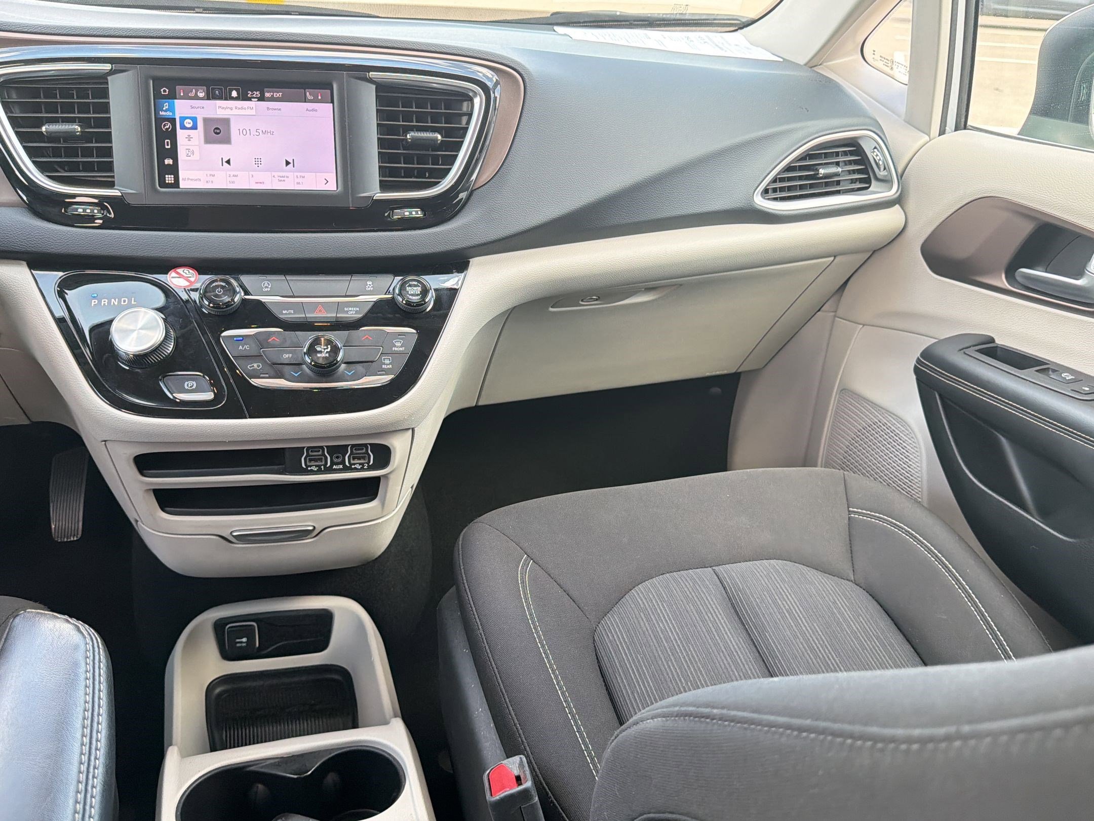 Used 2024 Chrysler Voyager LX image 27