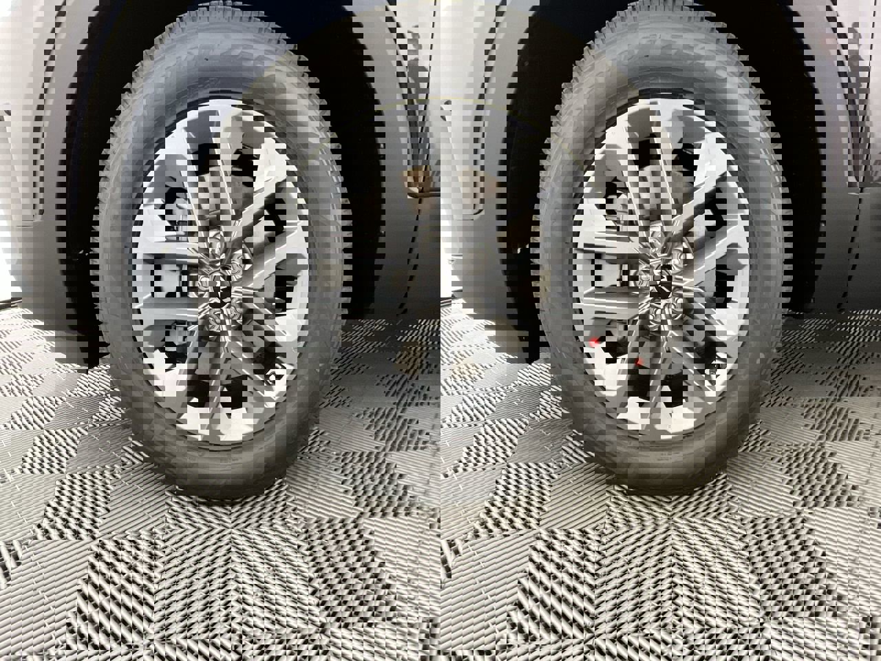 Used 2024 Kia Telluride LX image 11