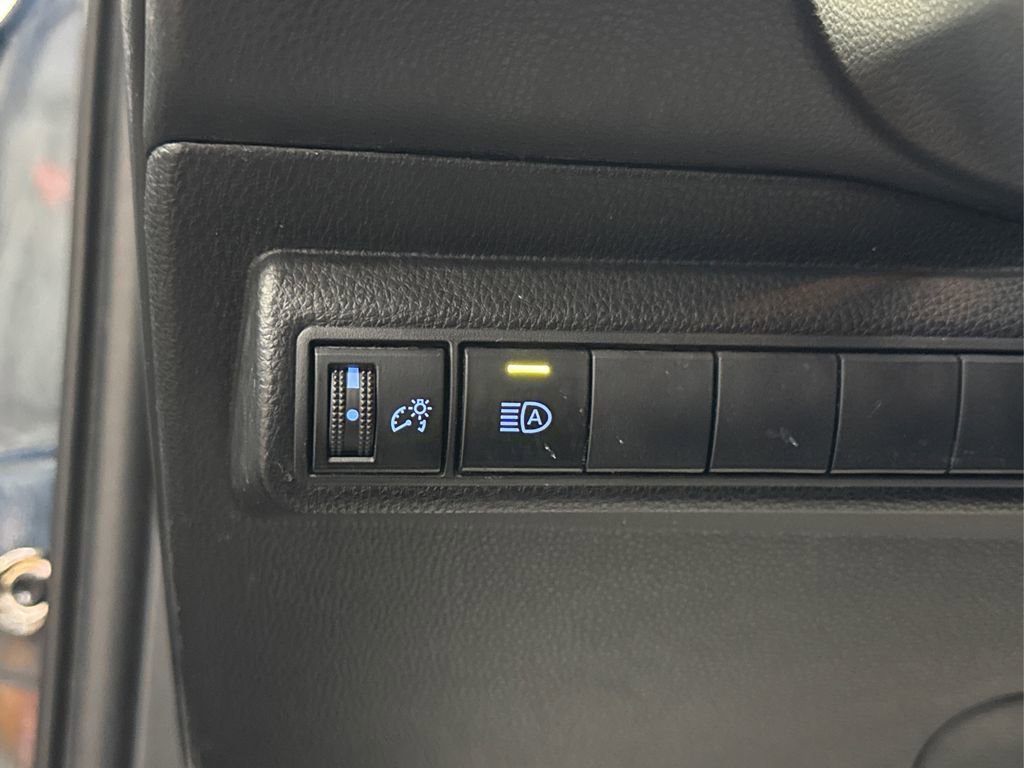 Used 2022 Toyota Corolla SE w/ SE Preferred Package image 29