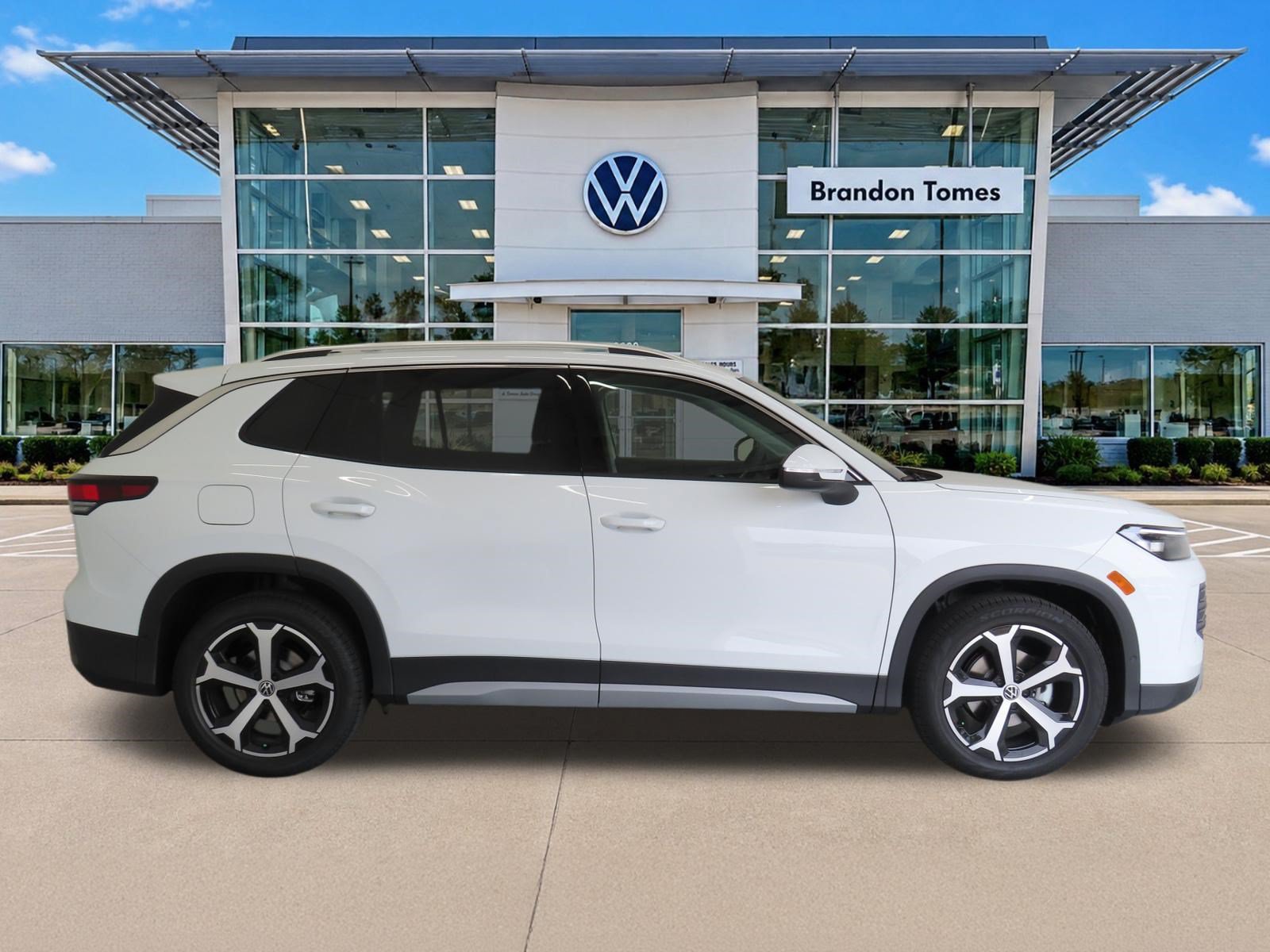 New 2026 Volkswagen Tiguan SE FWD image 2