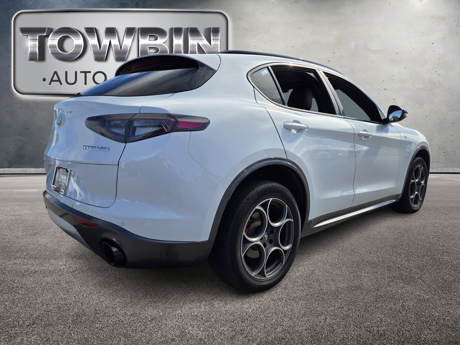 Used 2024 Alfa Romeo Stelvio Ti image 4