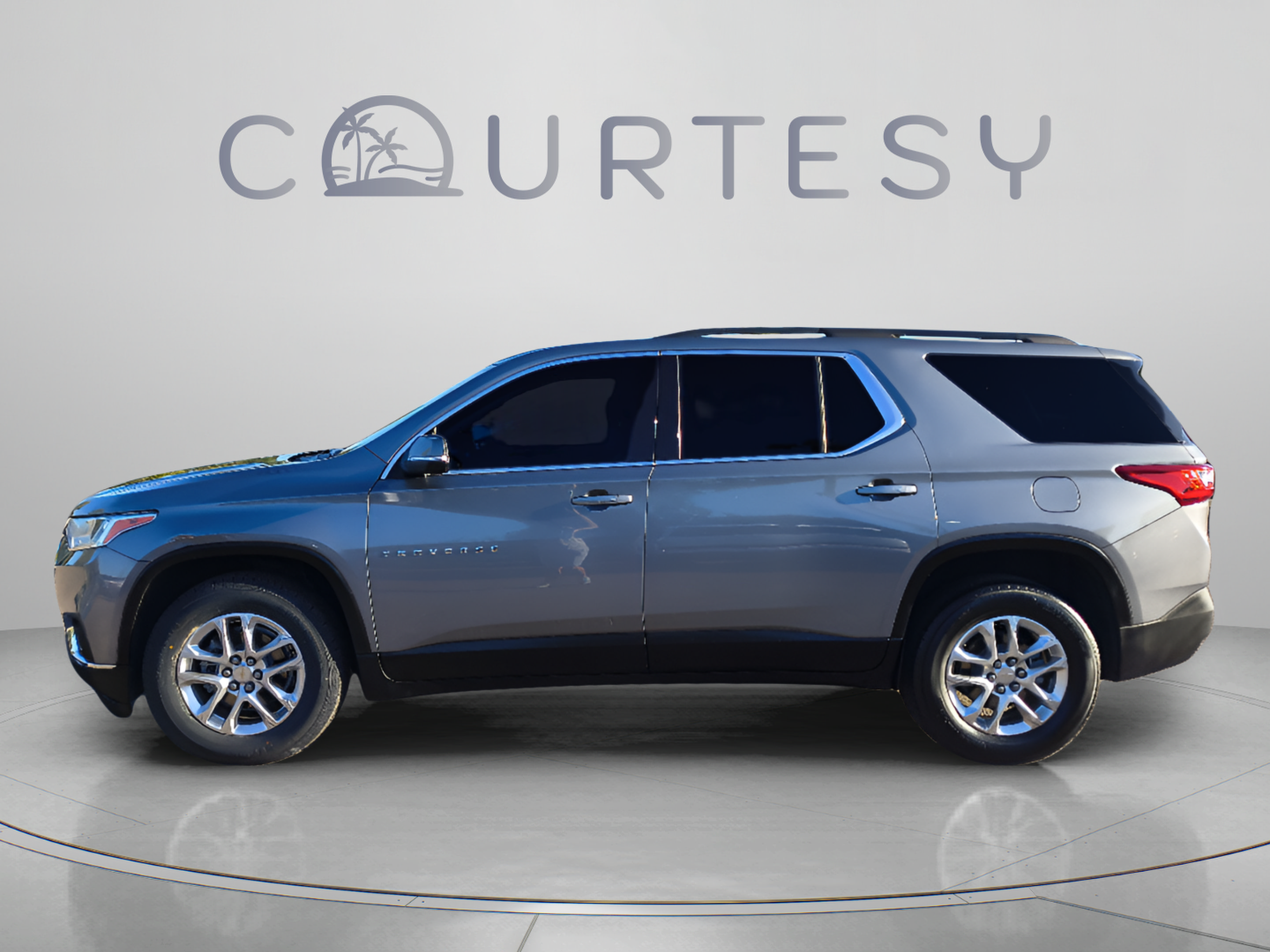 Used 2021 Chevrolet Traverse LT FWD image 2