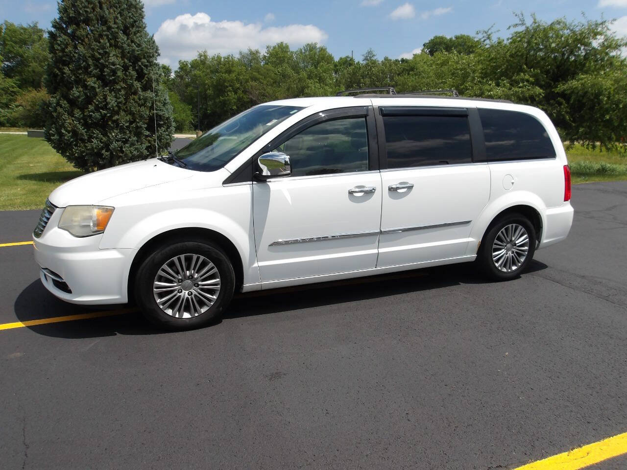 Used 2014 Chrysler Town & Country Touring-L w/ Trailer Tow Group FWD image 10