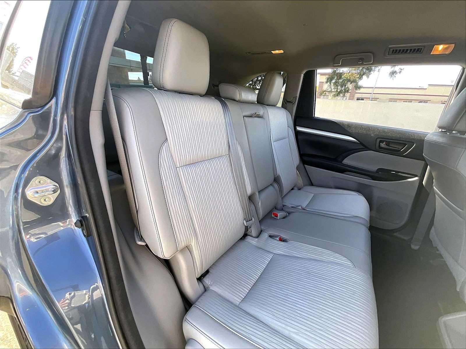 Used 2018 Toyota Highlander Plus w/ Carpet Mat Package (TMS) FWD image 30