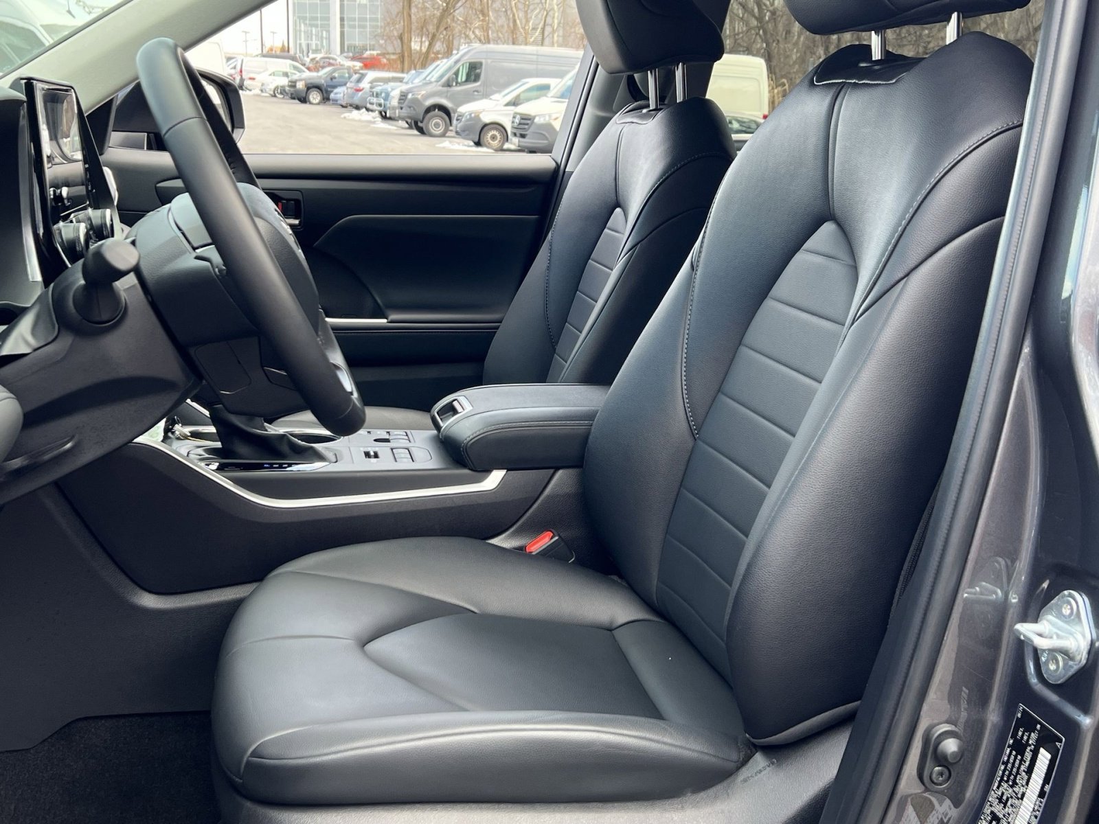 Used 2024 Toyota Highlander XLE image 11