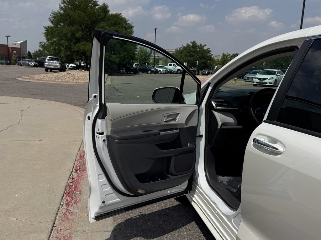 Used 2021 Toyota Sienna XLE w/ XLE Plus Package AWD/4WD image 17