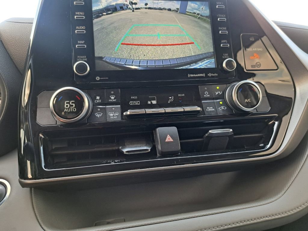 Used 2022 Toyota Highlander LE image 11