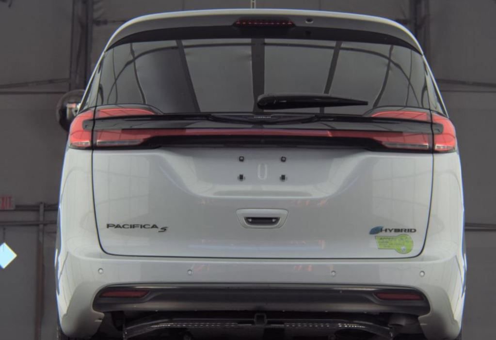 Used 2022 Chrysler Pacifica Limited w/ Uconnect Theater Family Group FWD image 5