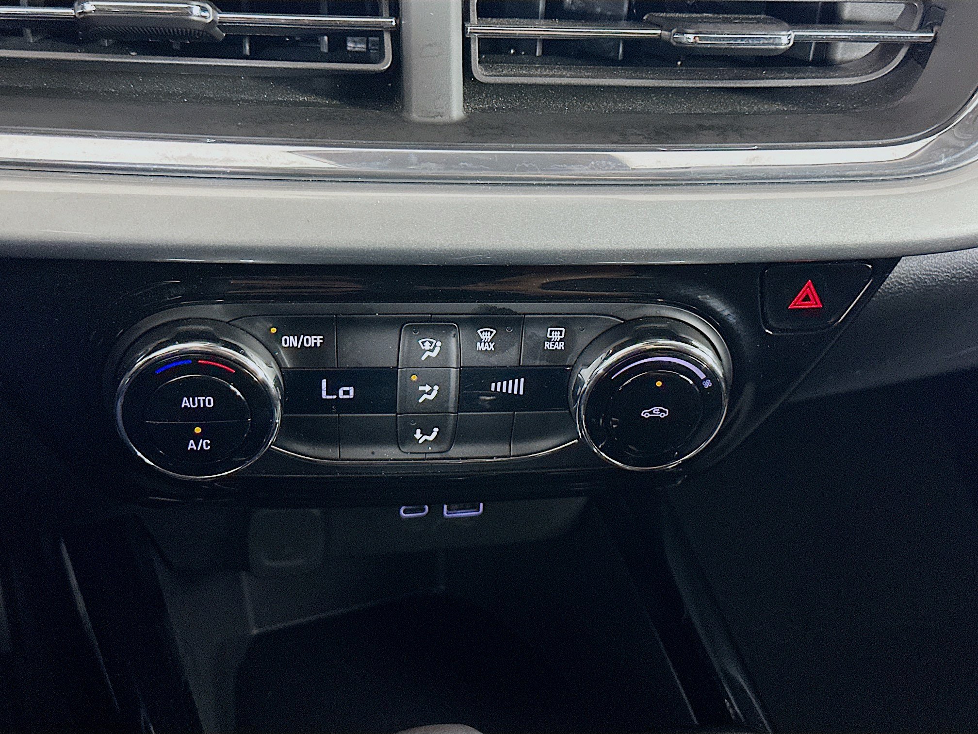 Used 2025 Chevrolet Trax LT FWD image 23