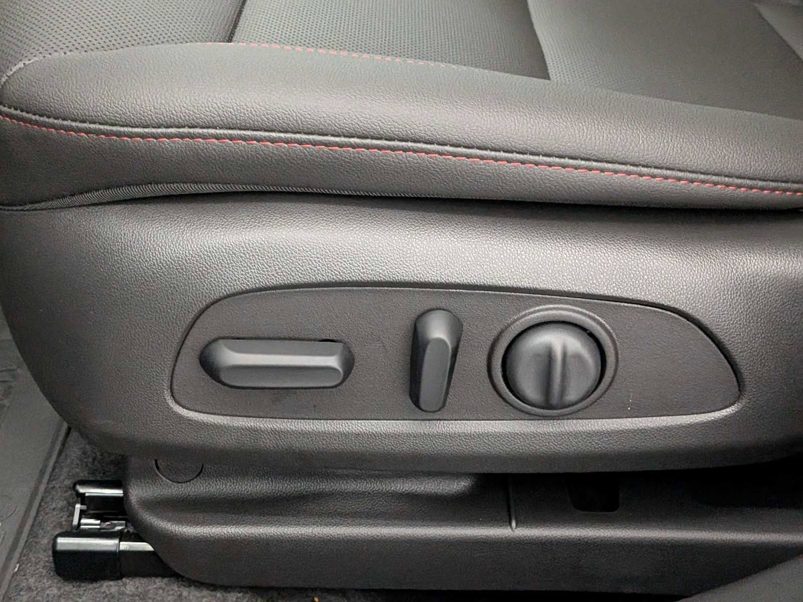 New 2025 Chevrolet Trax RS w/ Sunroof Package image 18