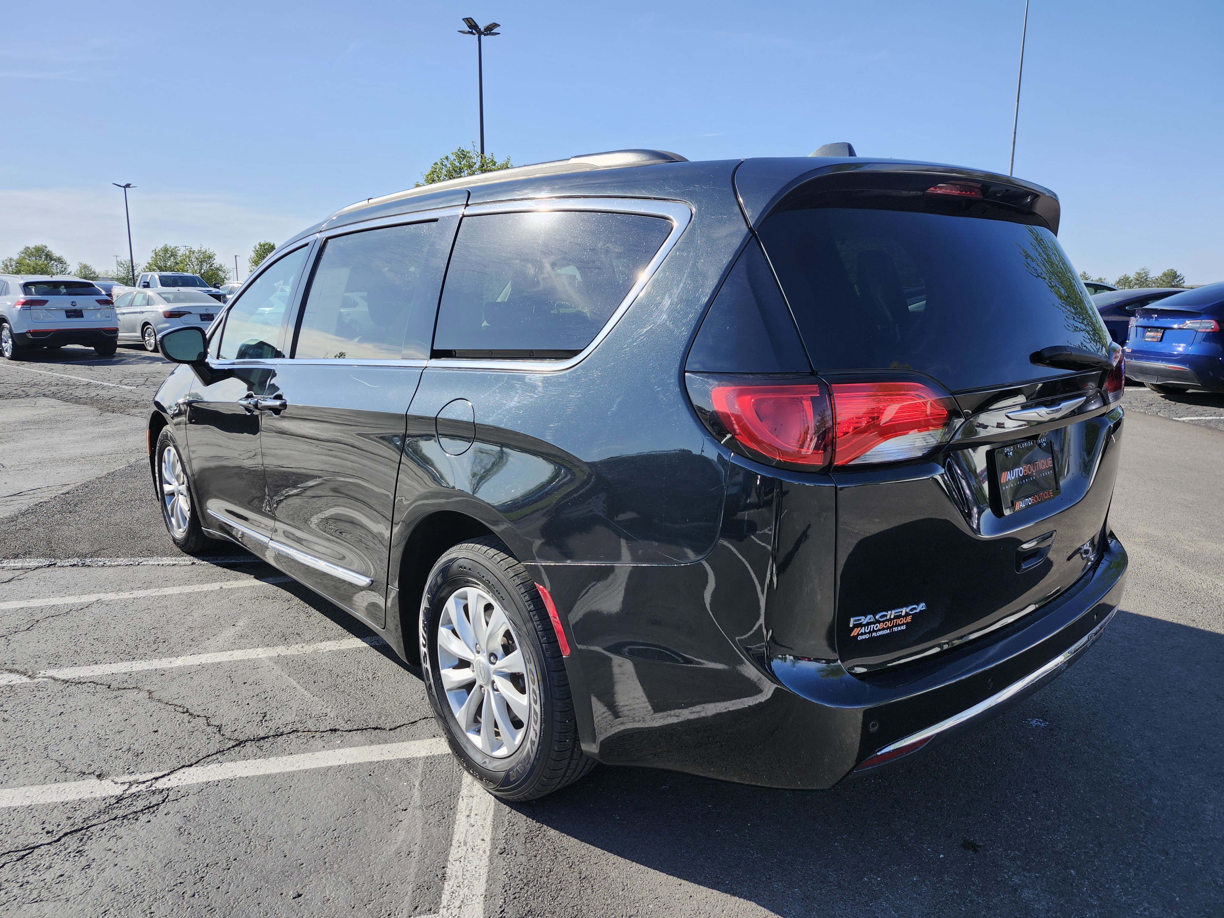 Used 2017 Chrysler Pacifica Touring-L image 13