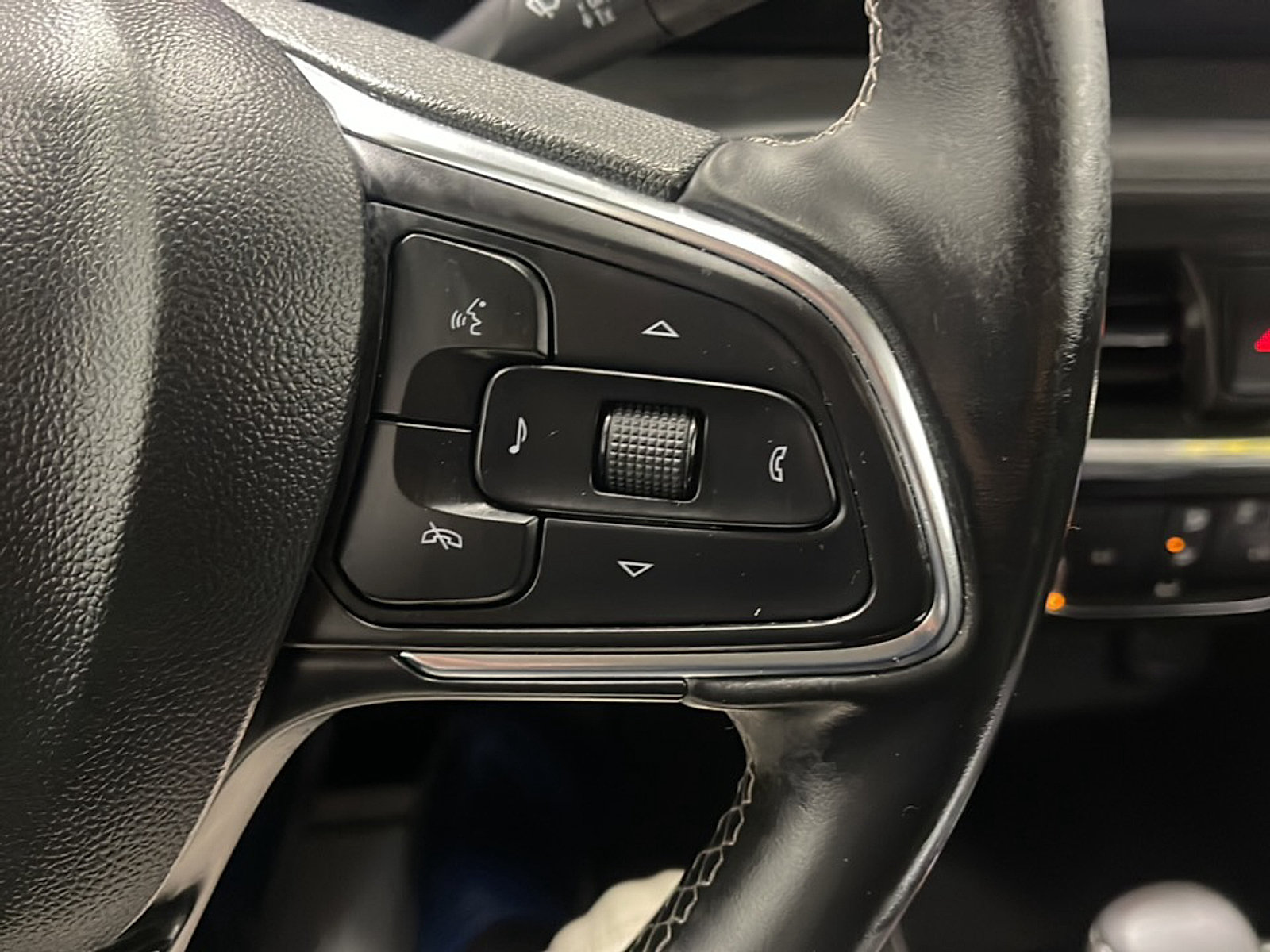 Used 2025 Buick Encore GX Preferred AWD/4WD image 7