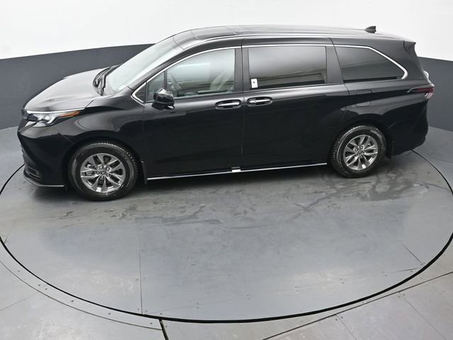 Used 2025 Toyota Sienna XLE image 44