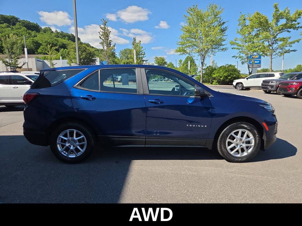 Used 2022 Chevrolet Equinox LS w/ Driver Confidence II Package AWD/4WD image 3