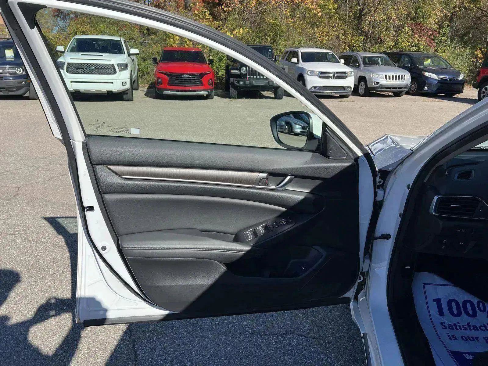 Used 2019 Honda Accord EX image 11