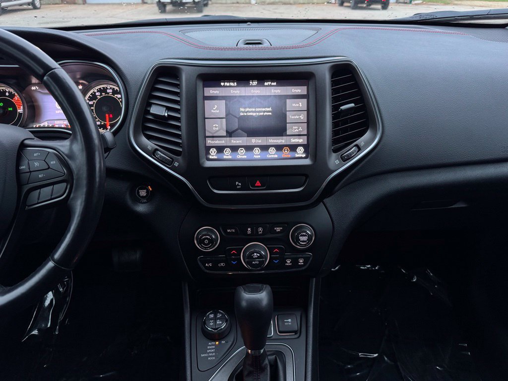 Used 2020 Jeep Cherokee Trailhawk w/ Cold Weather Group AWD/4WD image 2