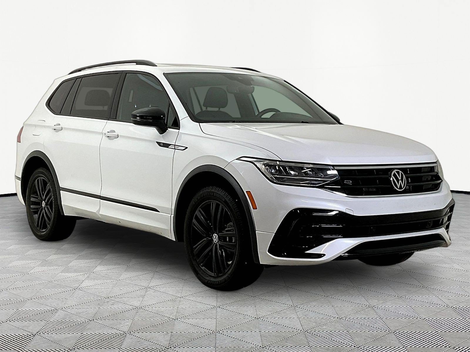 Used 2022 Volkswagen Tiguan SE R-Line AWD/4WD image 3