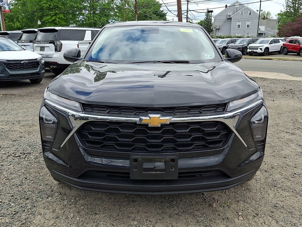 Used 2025 Chevrolet Trax LS w/ LS Convenience Package FWD image 2