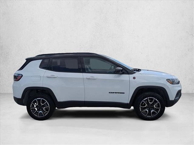 Used 2025 Jeep Compass Trailhawk image 4