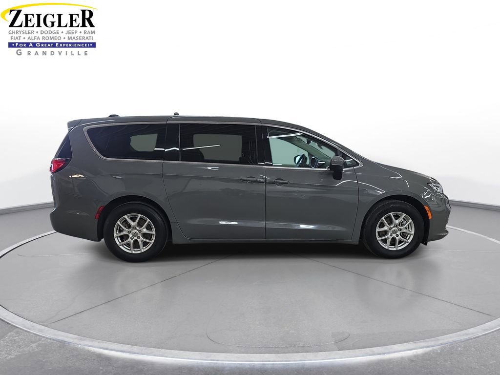 Certified 2023 Chrysler Pacifica Touring-L FWD image 4