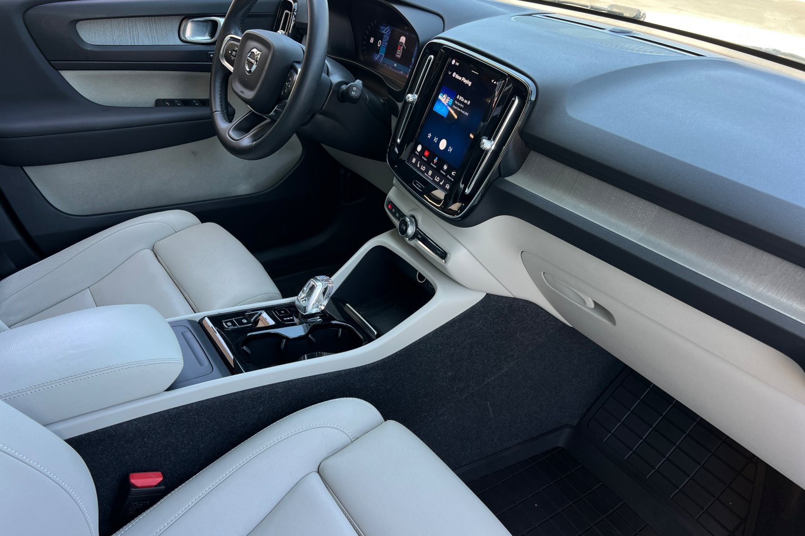 Used 2024 Volvo XC40 B5 Plus AWD/4WD image 15