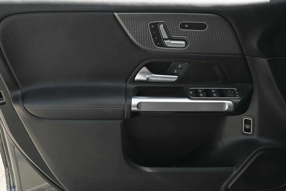 Used 2021 Mercedes-Benz GLB 250 4MATIC w/ Premium Package image 8
