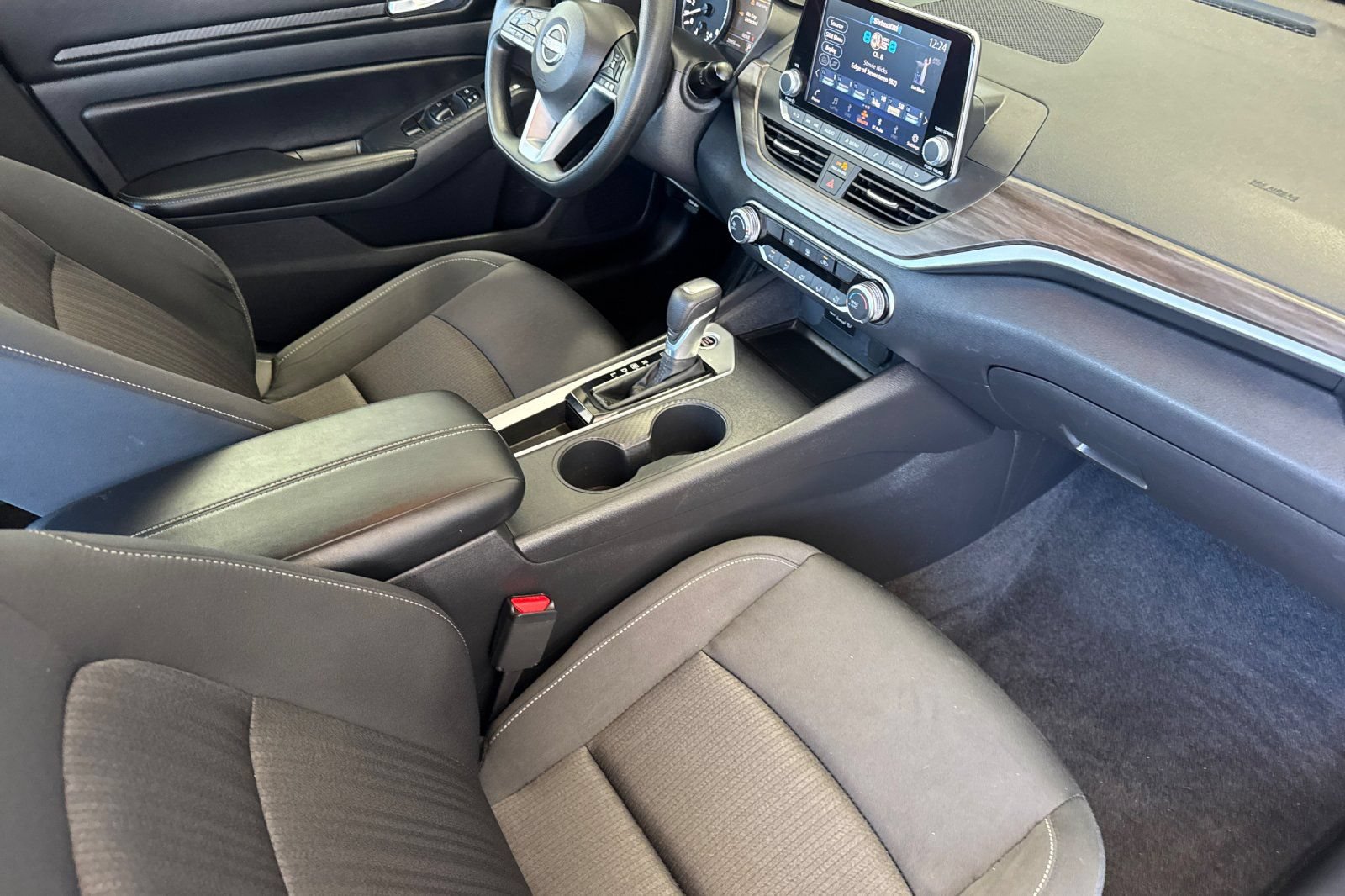 Used 2025 Nissan Altima 2.5 SV FWD image 15