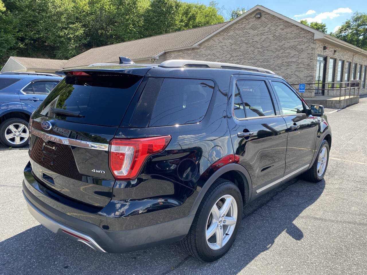 Used 2017 Ford Explorer XLT w/ Equipment Group 202A AWD/4WD image 6
