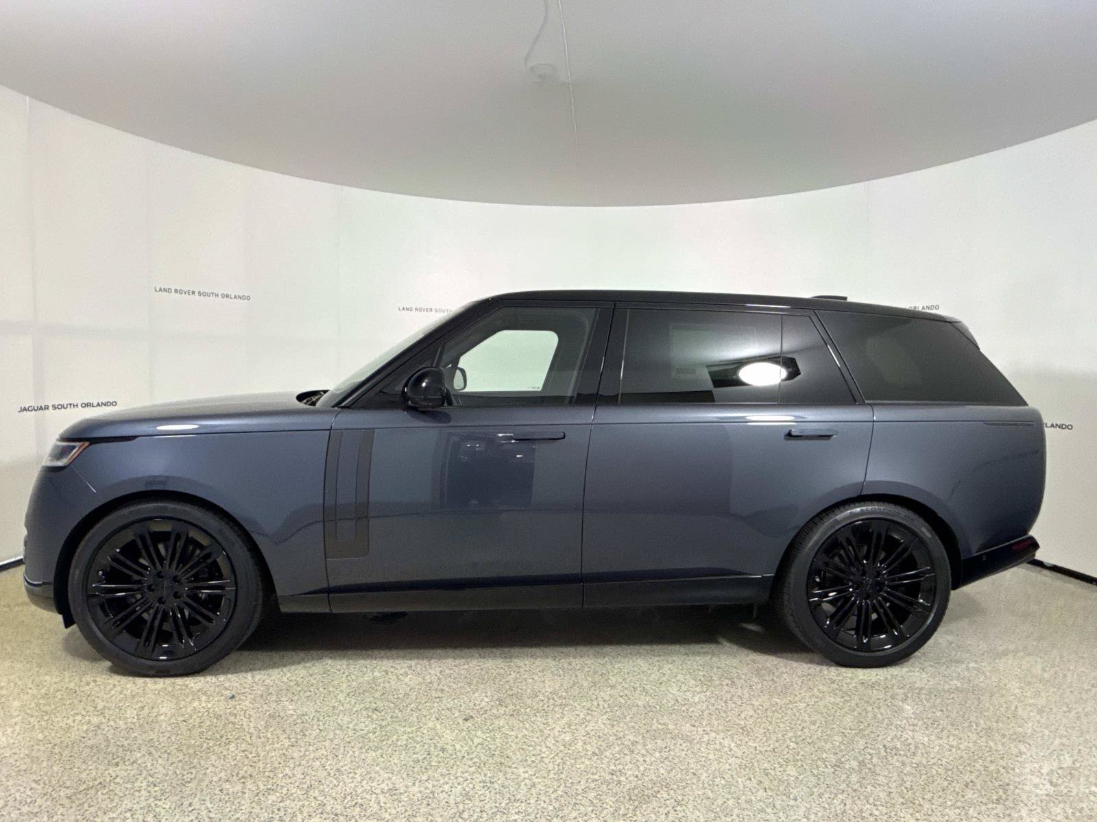 New 2026 Land Rover Range Rover Long Wheelbase SE AWD/4WD image 2
