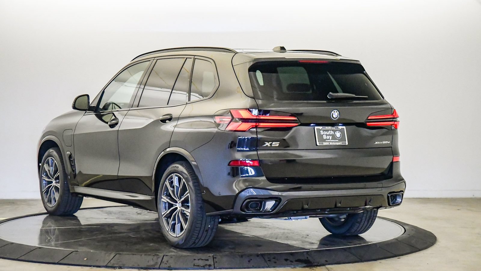 New 2026 BMW X5 xDrive50e w/ M Sport Package AWD/4WD image 2