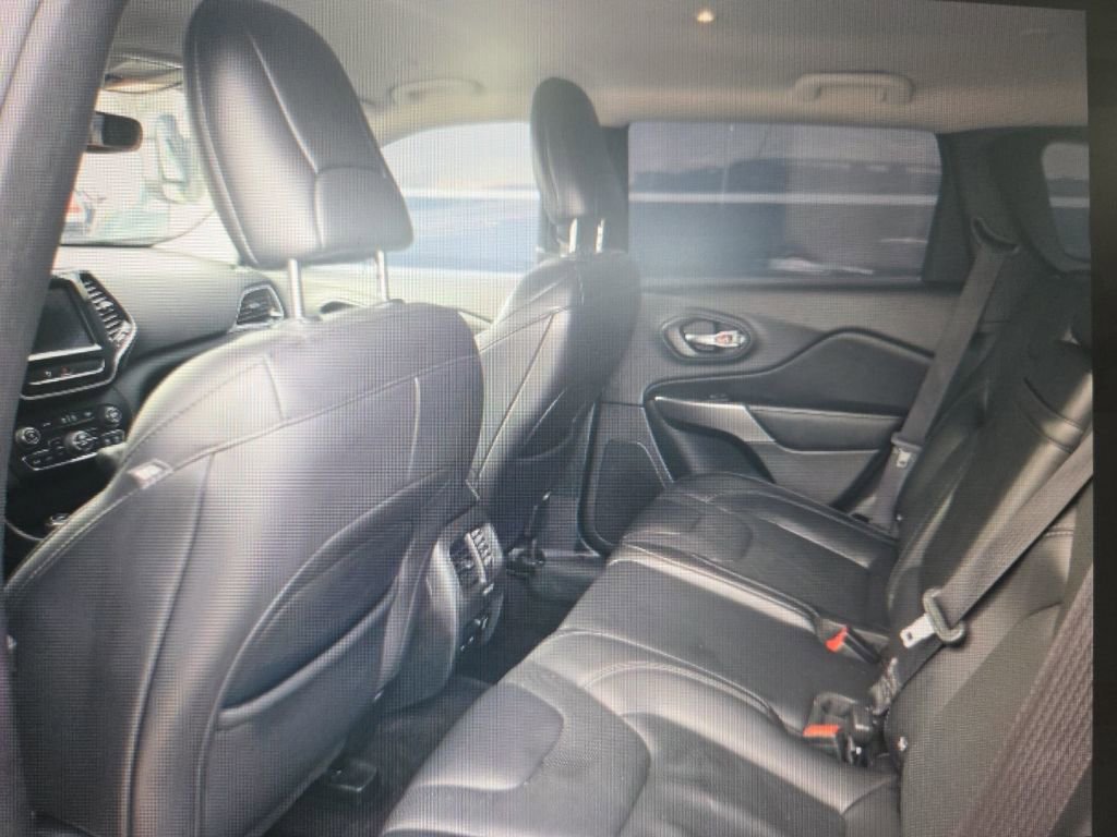 Used 2019 Jeep Cherokee Limited image 8